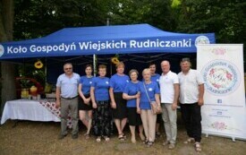Członkowie Koła Gospodyń Wiejskich stoją przy namocie