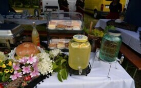 Na stole leżą jedzenie i napoje