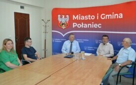 Przedstawiciele Urzędu Miasta i Gminy Połaniec oraz firmy wykonującej przebudowę zebrani w sali konferencyjnej