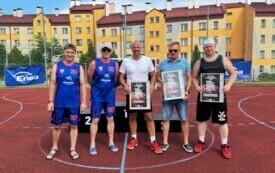 Grupa mężczyzn pozuje do zdjęcia, trzymając dyplomy