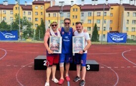 Trzech mężczyzn pozuje do zdjęcia, trzymając dyplomy