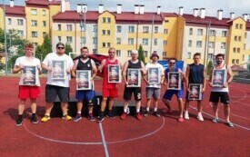 Grupa mężczyzn pozuje do zdjęcia, trzymając dyplomy