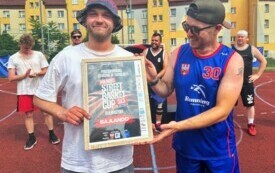 Dw&oacute;ch mężczyzn pozuje do zdjęcia, trzymając dyplom za udział w turnieju