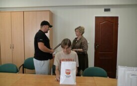 Wręczenie dyplom&oacute;w i upomink&oacute;w