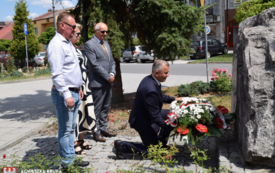 Burmistrz Jacek Nowak składa wieniec pod pomnikiem
