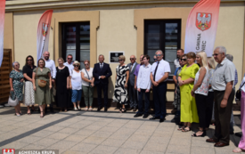 Grupa ludzi przed budynkiem starej remizy w Połańcu