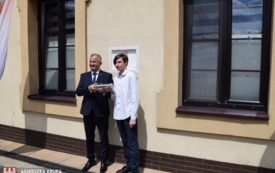 Burmistrz Jacek Nowak oraz Przedstawiciel Rady Młodzieżowej Miasta i Gminy Kamil Kapuściński trzymają kapsułę czasu
