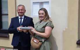 Burmistrz Jacek Nowak oraz Justyna Hebda trzymają kapsułę czasu