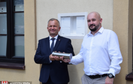 Burmistrz Jacek Nowak i pomysłodawca Łukasz Orłowski trzymają kaspułę czasu