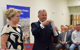 Burmistrz Jacek Nowak trzyma kapsułę czasu