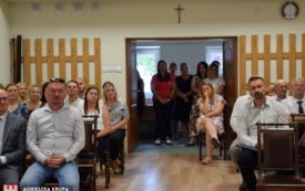 Ludzie siedzą w sali i słuchają