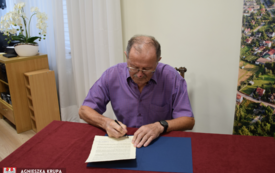 Sekretarz Rady Senior&oacute;w Juliusz Kidawa podpisuje list do kapsuły czasu