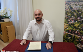 Pomysłodawca Łukasz Orłowski podpisuje list do kapsuły czasu