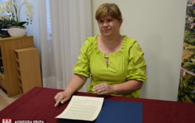 Skarbnik Małgorzata Żugaj podpisuje list do kapsuły czasu