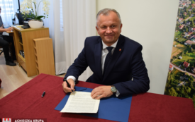 Burmistrz Jacek Nowak podpisuje list do kapsuły czasu