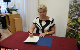 Przewodnicząca Rady Miejskiej Małgorzata Walenciak podpisuje list do kapsuły czasu