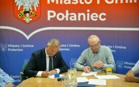 Pan Burmistrz Jacek Nowak i Pan Mieczysław Siemaszek podpisują umowę