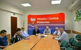 Przedstawiciele Urzędu Miasta i Gminy Połaniec oraz firmy wykonującej przebudowę zebrani w sali konferencyjnej