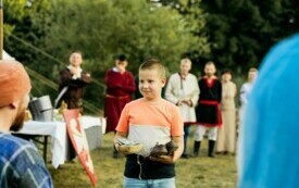 Chłopiec trzyma rekwizyty