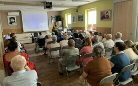 Grupa senior&oacute;w słucha z uwagą