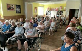 Grupa senior&oacute;w słucha z uwagą