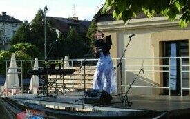 Kobieta występuje na scenie