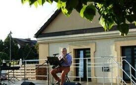 Mężczyzna gra na gitarze i śpiewa na scenie
