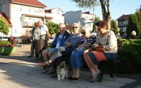 Starsi ludzie siedzą na ławce