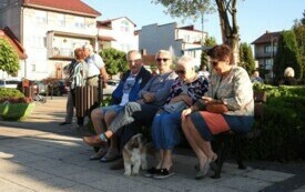 Starsi ludzie siedzą na ławce