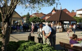 Ludzie zebrani na rynku w Połańcu
