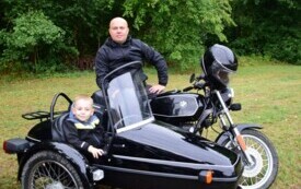 Mężczyzna i chłopiec na motorze