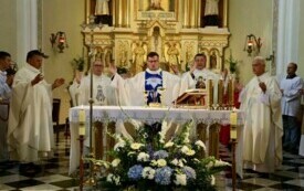 Księża odprawiają Mszę Świętą