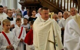 Ksiądz proboszcz Leszek Pituch z relikwią św. o. Pio