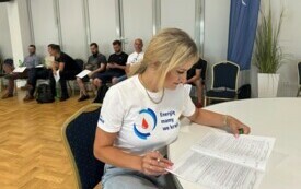 Kobieta sprawdza wypełniony formularz
