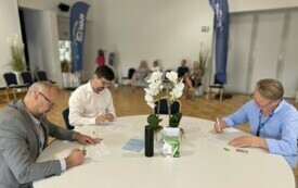 Trzech mężczyzn wypełnia formularze