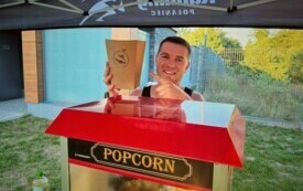 Mężczyzna sprzedający popcorn