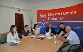sześć os&oacute;b siedzących przy stole