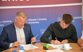 dwie osoby podpisujące papiery