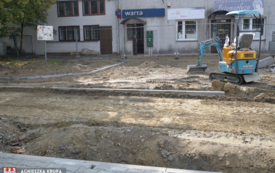 kraweżnik w środku piach i koparka