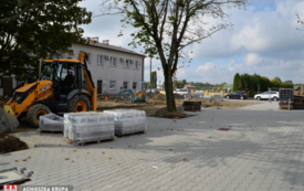 kostka brukowa i dwie koparki