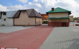 ułożony chodnik na placu targowym i bok placu targowego