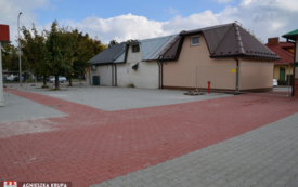 ułożony chodnik na placu targowym