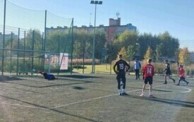 Na zdjęciu piłkarze na boisku. 