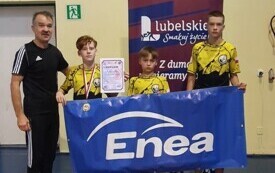 Drużyna z banerem Pabianice