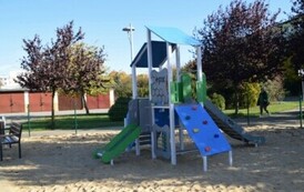 plac zabaw od strony wejścia 