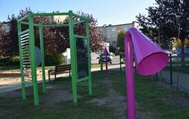 piaskownica i zjeżdżalnia  na unowocześnionym placu zabaw