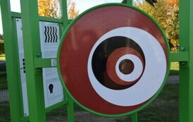 przeszkody dla dzieci i piskownica