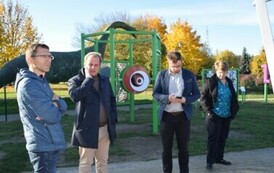 atrakcje dla dzieci na unowocześinonym placu zabaw