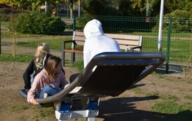 dzieci bawiące się na unowocześnionym placu zabaw