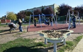 budynek z dwoma zjeżdżalniami oraz ścianką do wspinaczki w piaskownicy